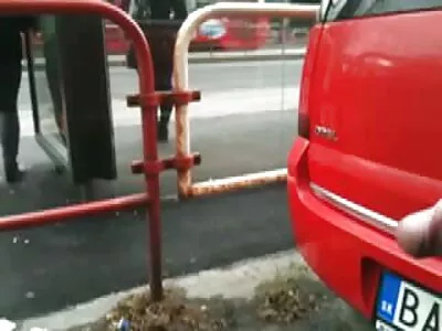 Брюнетката играе със порно с пияни рускини себе си в колата