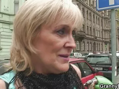 Така че красива италианска татуирана брюнетка жена играе пред нейната уеб камера, porno amatiori правейки това