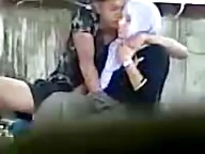 Кльощава маце българско порно разтърсва дупето си