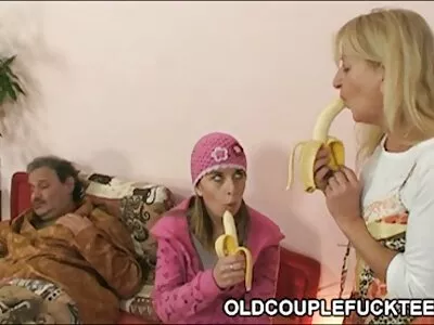 Толкова хубава блондинка се подчинява на странни секс игри от порно българско порно неговия похотлив приятел, по дяволите