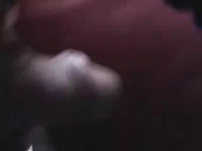 Извитата брюнетка ново българско порно излага тялото си