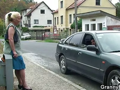 Така че красива брюнетка жена милф е взета domashno porno да мастурбира на видео от неговия похотлив съпруг