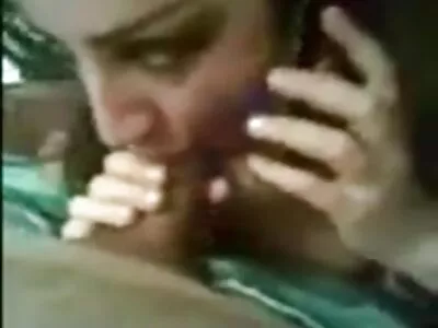 Жена с доста брюнетка е заснета на видео, мастурбиращо секс домашно от похотливия му съпруг