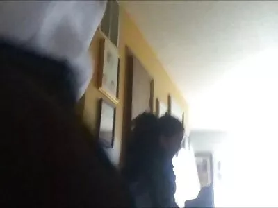 Блондинката ни показва порно домашно циците си